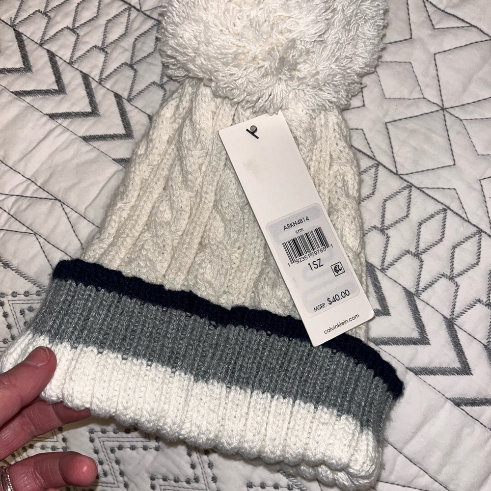 FREE SHIPPING + BRAND NEW CALVIN KLEIN- WHITE, QUILTED, WHITE BEANIE W/ PUFF 🤍 - Picture 5 of 6